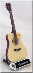 ED SHEERAN Miniaturgitarre Martin mit Gitarrenplektrum - Bild 1 von 2