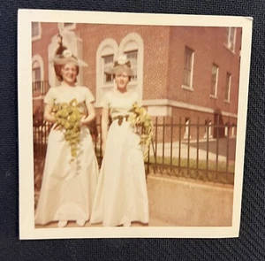FOTO VINTAGE ENCONTRADA Novia Damas de honor el día de la boda - Imagen 1 de 3