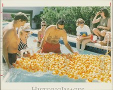 1992 Press Photo Volunteers rein in ducks in the Fame City Waterworks duck race.