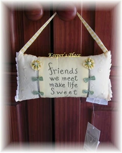 Hängekissen FRIENDS WE MEET MAKE LIFE SWEET gelb grün Schleifen Perlen neu Etikett - Bild 1 von 3