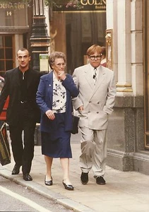 ELTON JOHN and his MOTHER SHEILA FAREBROTHER - Original CANDID Photo 1990's - Picture 1 of 2