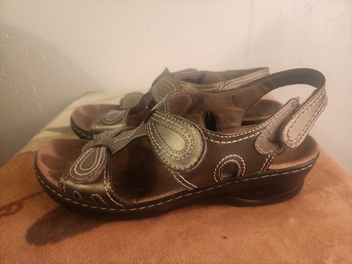 Sandali Clarks Bendables da donna taglia 8 5 in pelle oro scuro #1