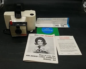 Polaroid Swinger modello 20 fotocamera terrestre pellicola istantanea made in USA scatola documenti - Foto 1 di 12