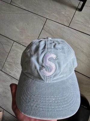 Tampa de veludo Supreme Fine Wale logotipo S 6 painéis azul claro - Imagem 1 de 3