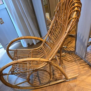alter Rattan-Schaukelstuhl - Bild 1 von 3