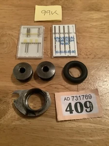 VINTAGE 99K SINGER SEWING MACHINE Simanco 32590 BOBBIN CASE + 2 BOBBINS + BITS - Foto 1 di 13