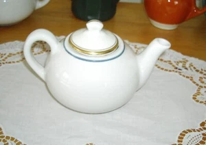 Tetera vintage Mayer Restaurant ~ blanca con rayas azules y tapa a rayas doradas ~ - Imagen 1 de 6