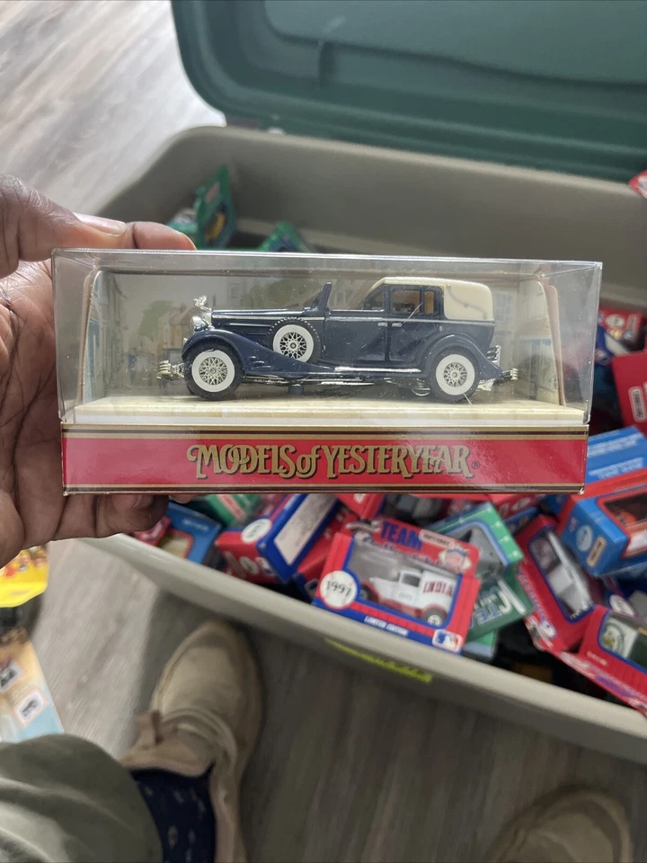 Matchbox Yesteryear Y-34 1933 Cadilac 452 V16 in Blue Scale 1:43 - Image 1 of 1