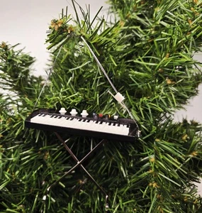 Vintage Mini Synthesizer Keyboard mit Ständer Weihnachtsschmuck Neu mit Etikett - Bild 1 von 3