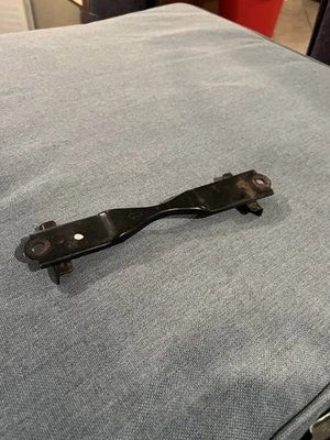 08-15 Nissan Infiniti G37 OEM IPL 24420-AL510 batería amarre Foto 1 de 3