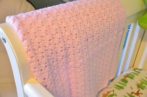 Baby Afghan Ripple Shell Stitch gehäkeltes Garn Decke NEU Handarbeit von Oma - Bild 1 von 9
