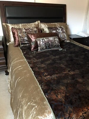 Juego de funda nórdica de terciopelo quemado de lujo con almohadas marrón. Foto 1 de 4