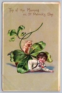 Postkarte Tuck St. Patricks Day Schwein auf Kleeblatt & Junge oben am Morgen - Bild 1 von 2