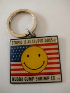 Schlüsselanhänger Stupid Is As Stupid Does Bubba Gump Shrimp Co. Smiley Gesicht Flagge - Bild 1 von 5