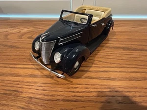 1937 FORD CONVERTIBLE - 1/18 Scale Die cast - Color Black - Mfg Road Signiture - Bild 1 von 6