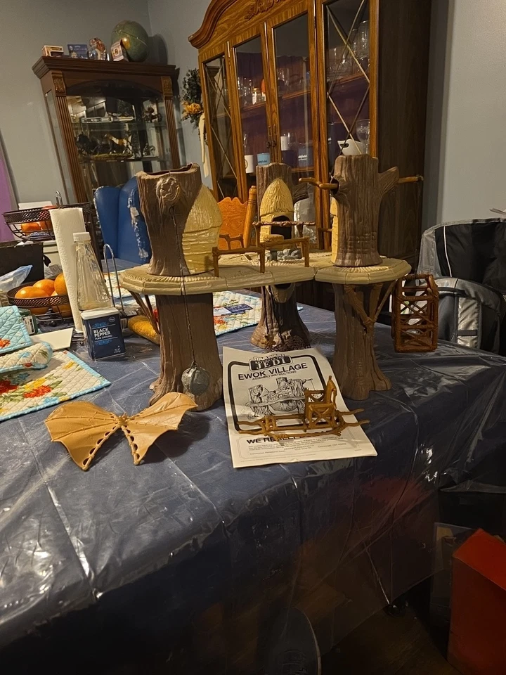 1984 Vintage Ewok Village Completo com Instruções + Planador de Combate Ewok - Imagem 1 de 4