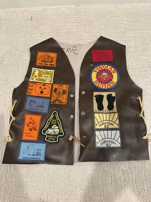 Chaleco de cuero vintage para niños Indian Guides YMCA Y-Guides con parches Foto 1 de 4