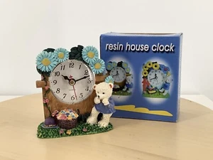 QUARTZ 12 HOUR DISPLAY CLOCK IN RESIN HOUSE FIGURINE - Picture 1 of 2