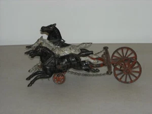 Antikes Original Spielzeug Gusseisen 3-Pferde "Gallopierend" Pferdekutsche RAD BESCHÄDIGT - Bild 1 von 14