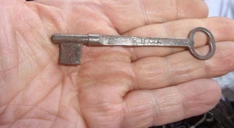 ANTIQUE R. H. CO. SOLID BARREL FLAT SHANK 4 IN. SKELETON KEY Cover