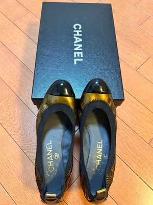 Zapatos de salón planos de cuero dorado y negro CHANEL raros para mujer talla (selecciona) Foto 1 de 4