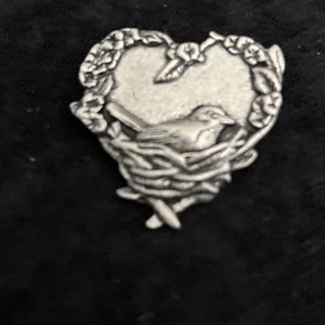 Broche prendedor vintage de nido de pájaro con corazón de pájaros y flores firmado - Imagen 1 de 4