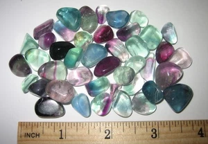 44 PIEDRAS CRISTAL FLUORITA VERDE PÚRPURA 0.4"-0.6" PULIDAS CAÍDAS NATURAL 98.9g - Imagen 1 de 4