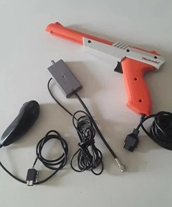 1985 Nintendo NES Zapper Duck Hunt Gun ,Nintendo Wii Numbchuck , RF SWITCH - Picture 1 of 4