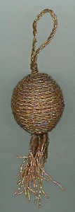 Bola globo cuentas color oro bronce con percha y borlas 9" alrededor de 10 1/4" de largo - Imagen 1 de 1