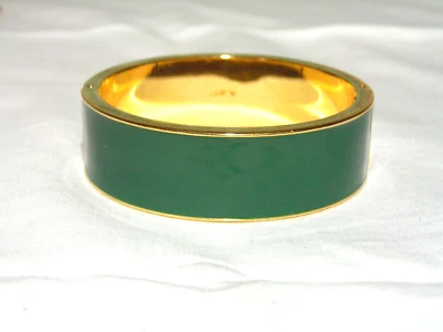 ...J.CREW...Brazalete Brazalete Ovalado Ancho Tono Dorado, Esmalte Verde con Bisagras... Foto 1 de 4