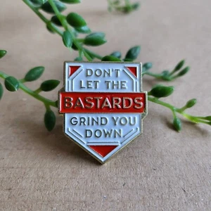 Handmaids Tale pin badge - Don't let the bas**rds grind you down Metal Pin Gift - Foto 1 di 1