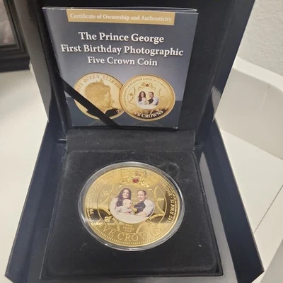 EL NUEVO PRÍNCIPE REAL MONEDA FOTOGÉNICA DE ORO CINCO CORONAS con RUBÍ y Certificado de Autenticidad Foto 1 de 4