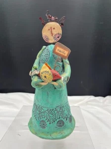 2010 Enesco Odds n Ends Resina Sorriso Angelo Blu Verde Abito che tiene Red Bird Figu - Foto 1 di 7