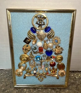 Vintage Schmuck Kunst Weihnachtsbaum auf hellblauem Filz in einem goldfarbenen Rahmen 5x7" - Bild 1 von 9