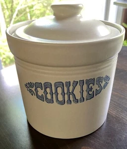 Pfaltzgraff Yorktowne Blue Stoneware Cookie Jar Canister 1.5 Qt 508 7” - Picture 1 of 2