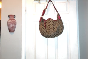 BOLSO DE MANO HOBO COACH 11859 MARRÓN LOGO C CON RIBETE DE CUERO ROSA Y CORREA USADO EN EXCELENTE ESTADO - Imagen 1 de 5