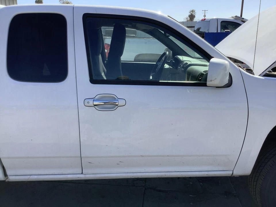 Conjunto de puerta delantera derecha usado se adapta a: Chevrolet Colorado 2011 doble cabina sin Foto 1 de 4