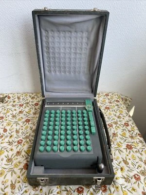 Ancienne Machine A Calculer Corema Portative Genève Suisse A Réviser Occasion  - Photo 1/4