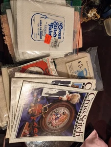 Vintage großes Set verschiedene Kreuzstich Stoffstücke Projekte Handtücher Bücher Muster - Bild 1 von 14