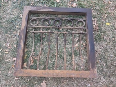 Puerta protectora de ventana de hierro forjado antigua, ventana de puesto de caballos.  Foto 1 de 3