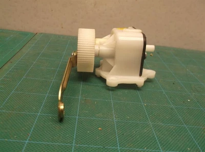 Oscillation gear box for a Utilitech 18" pedestal fan - Image 1 of 4