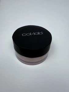 Col-Lab Set The Stage Ultra Fine Loose Setting Powder Tawny/Mokka 09/10 0,35oz - Bild 1 von 4