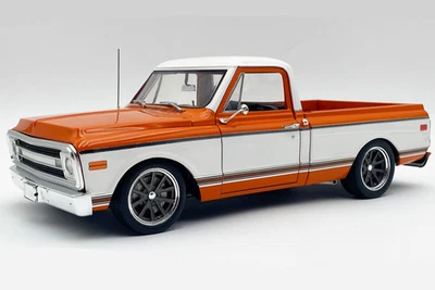 Chevrolet C-10 Pro Touring 1970 golpeado, naranja y blanco 1:18 A1807221 Foto 1 de 4