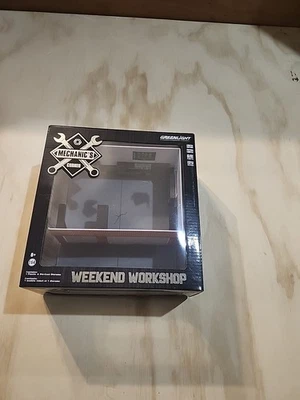 Greenlight 1:64 Mechanic's Corner Weekend Workshop Man Cave Car Scene - Image 1 of 4