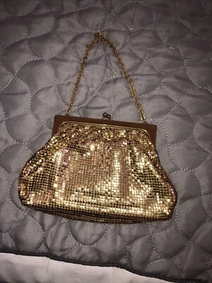 Malla de aluminio dorado Whiting & Davis con marco con bisagras y bolso de mano superior Kisslock Foto 1 de 4