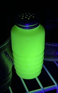 JEANNETTE VINTAGE JADEITE GREEN GLASS BEEHIVE SHAKER WITH TOP (NO LABEL) - Picture 1 of 9