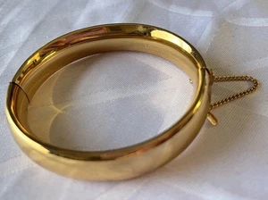 Vintage Monet Gold Tone Bangle Bracelet Box Style Clasp & Safety Chain Chunky - Picture 1 of 2