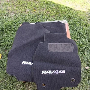 RAV4 SE OEM 2013-18 Genuine Carpet Floor Mats Set 4 Black PT 206-42160-20 Toyota - Picture 1 of 8