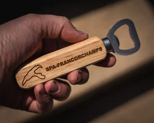 Abrebotellas Hecho a Mano Madera Pista de Carreras F1 Personalizado - Regalo Novedad - Imagen 1 de 8