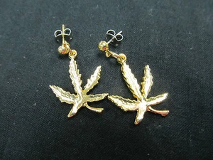Par de pendientes perforados en tono dorado planta de cáñamo de moda - Imagen 1 de 2